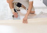 床の内装工事をするスタッフ